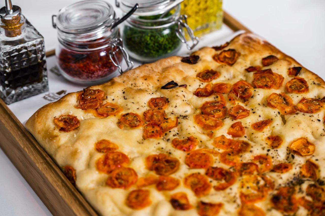 The Julius Prague Hotel Luaran gambar Focaccia with tomatoes